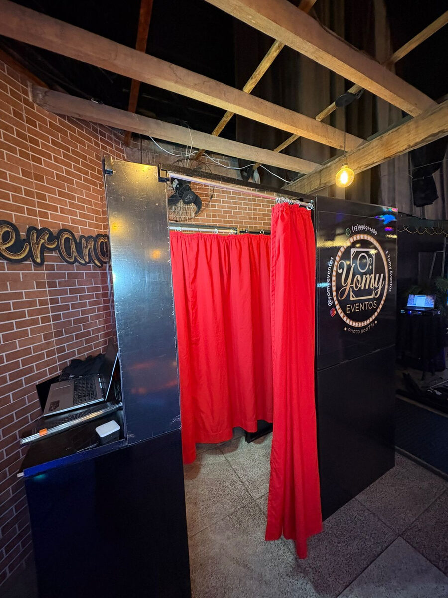 Cabine de fotos montada em ambiente de tijolo aparente
