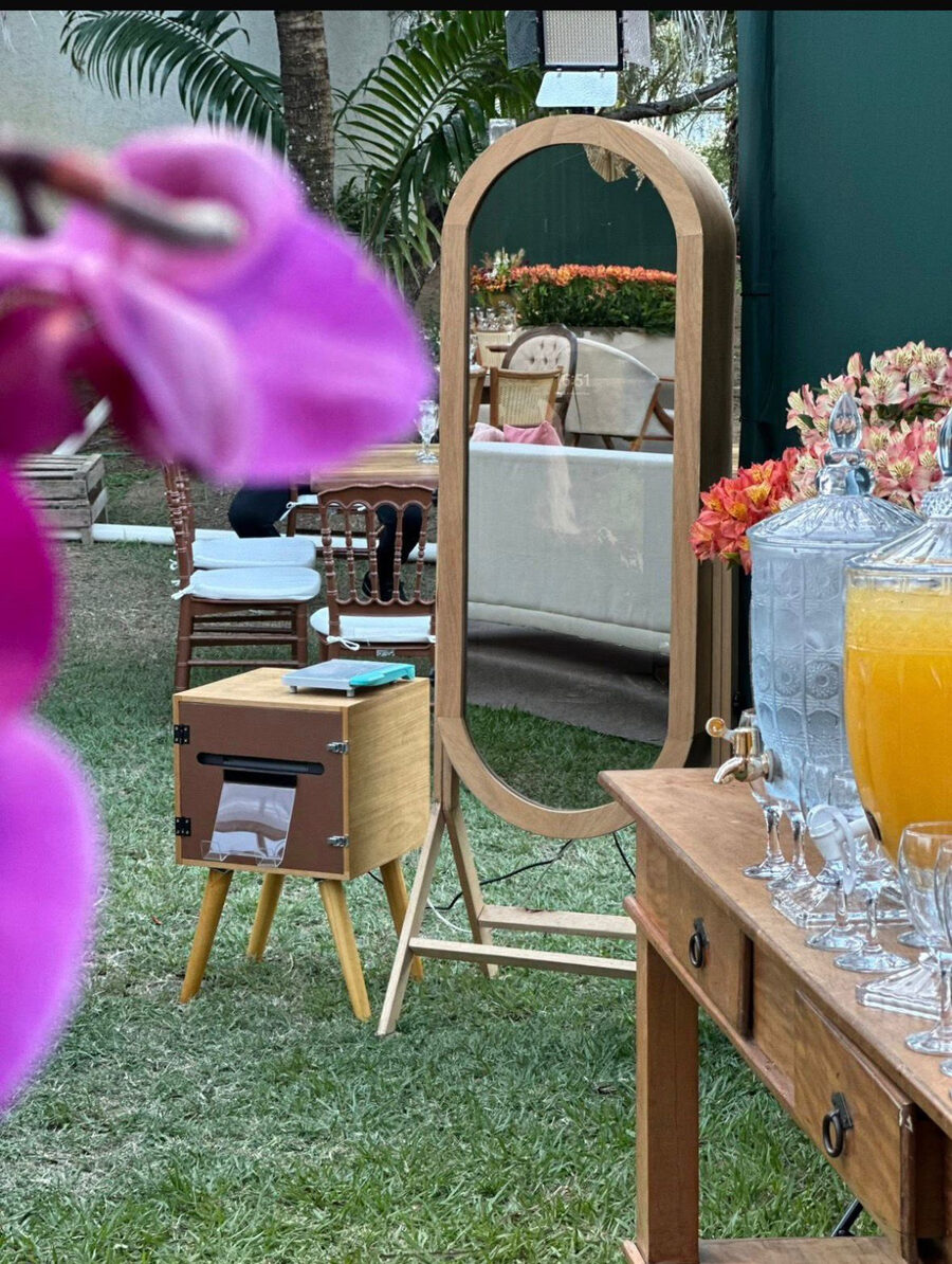 Espelho Mágico Retrô decorando jardim de evento