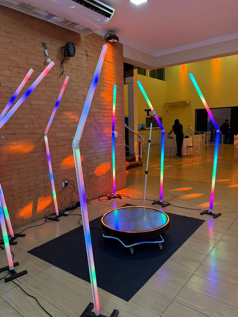 Plataforma 360 com bastões de LED coloridos