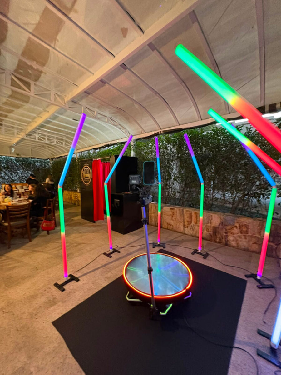 Plataforma 360 montada em festa com balões