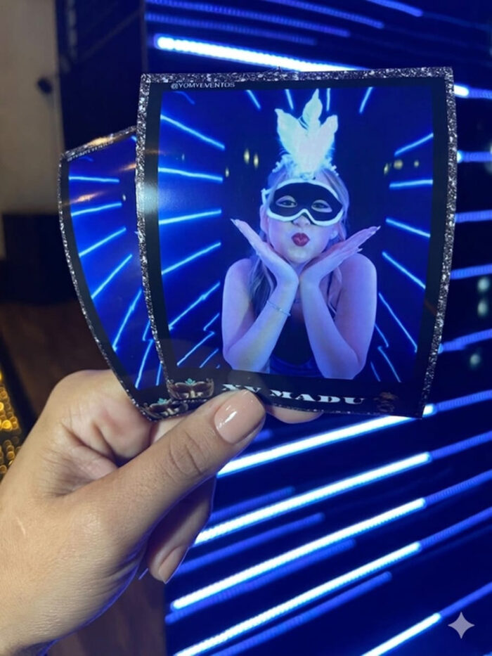 Foto impressa do Túnel Infinity com efeito neon