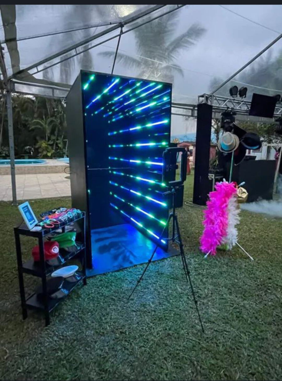 Túnel Infinity montado em evento à beira da piscina